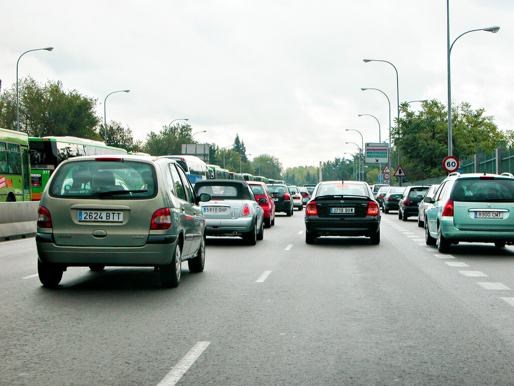 ¿Por qué crees que el carril de al lado avanza más rápido en un atasco? ¿Por qué crees que el carril de al lado avanza más rápido en un atasco?