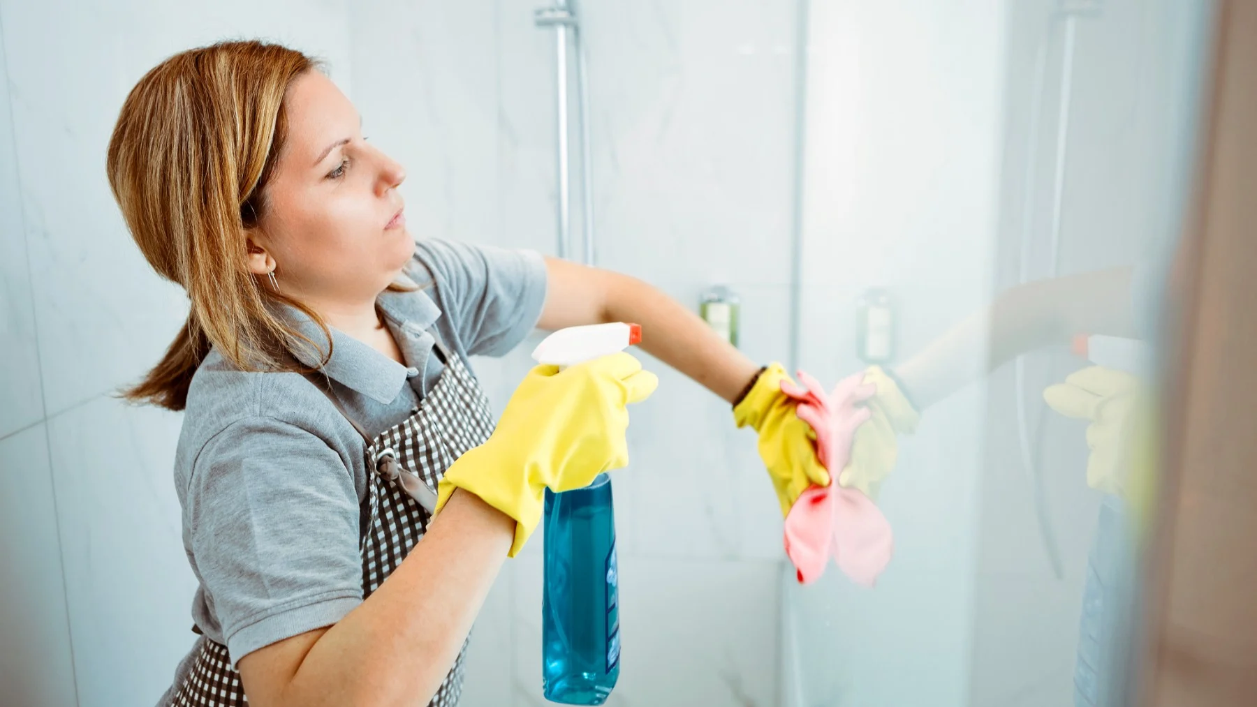 truco para limpiar la mampara de la ducha en un minuto truco para limpiar la mampara de la ducha en un minuto