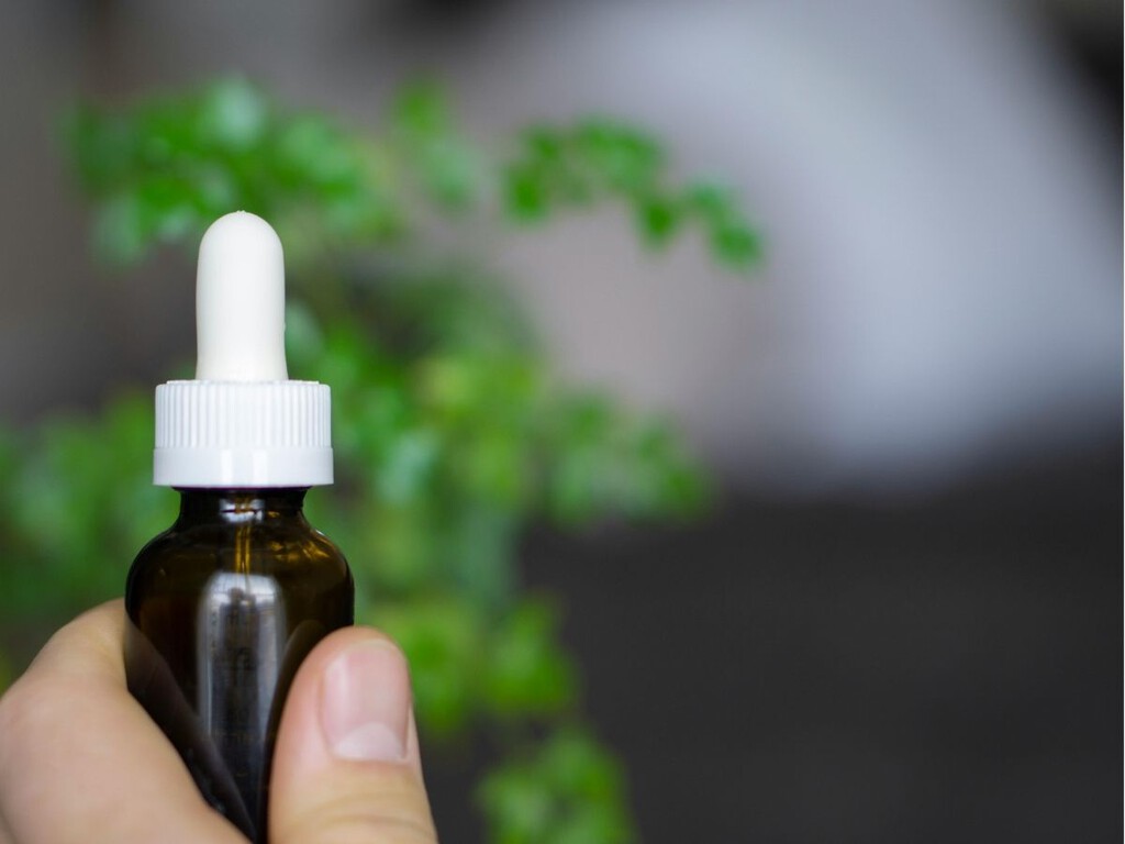 La OCU alerta de que el 80 % de los comercios que venden cosméticos con cannabidiol recomienda ingerirlos ilegalmente La OCU alerta de que el 80 % de los comercios que venden cosméticos con cannabidiol recomienda ingerirlos ilegalmente