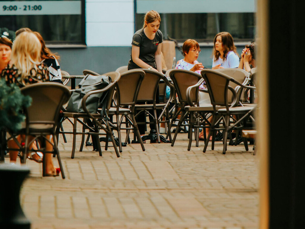 Un bar de Zaragoza multa con 4000 euros por tener a una camarera trabajando sin alta mientras cobraba el paro Un bar de Zaragoza multa con 4000 euros por tener a una camarera trabajando sin alta mientras cobraba el paro