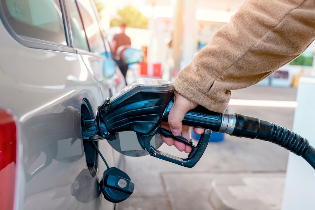 Francia se queda sin dinero para frenar la subida de la gasolina: “no queda ni un céntimo” Francia se queda sin dinero para frenar la subida de la gasolina: “no queda ni un céntimo”