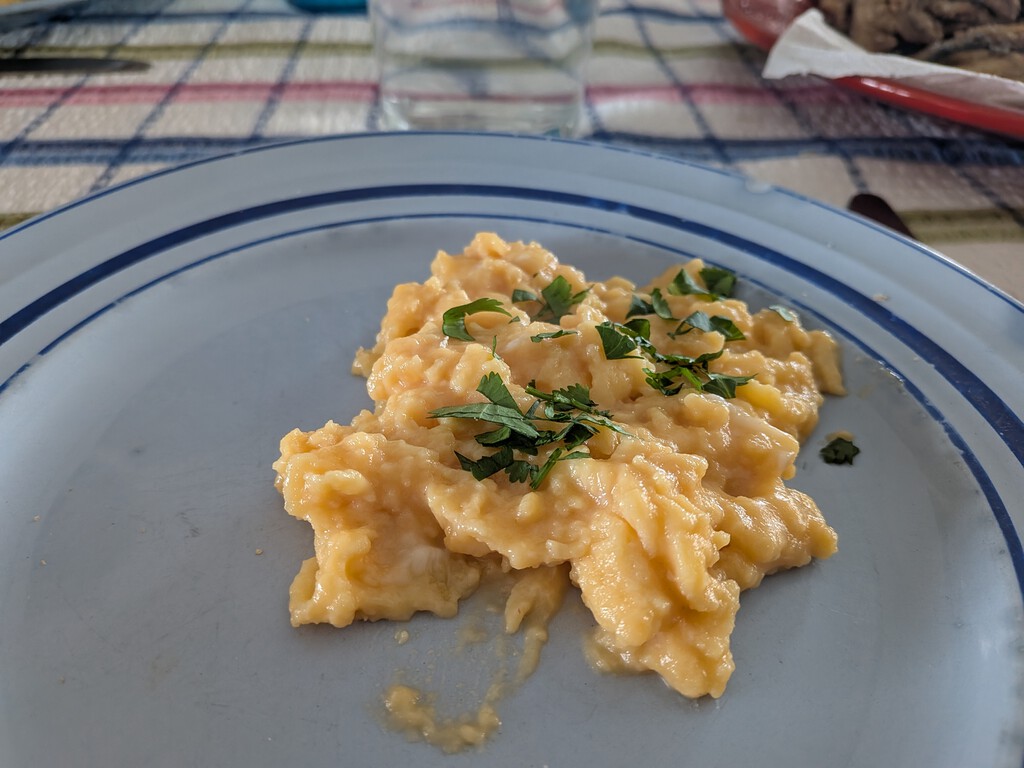 el truco para hacer huevos revueltos jugosos el truco para hacer huevos revueltos jugosos