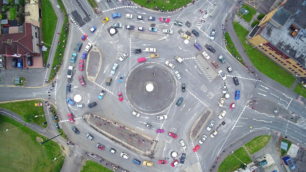 la rotonda más loca de inglaterra tiene siete círculos y funciona sin accidentes graves la rotonda más loca de inglaterra tiene siete círculos y funciona sin accidentes graves