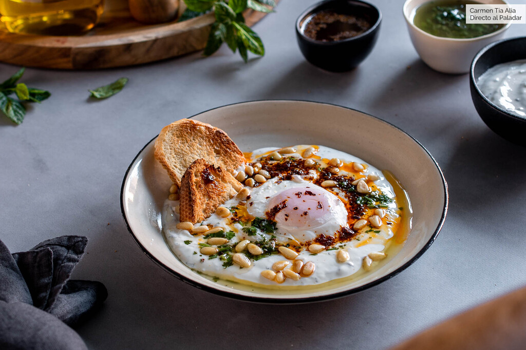 huevos turcos, receta de desayuno completa huevos turcos, receta de desayuno completa